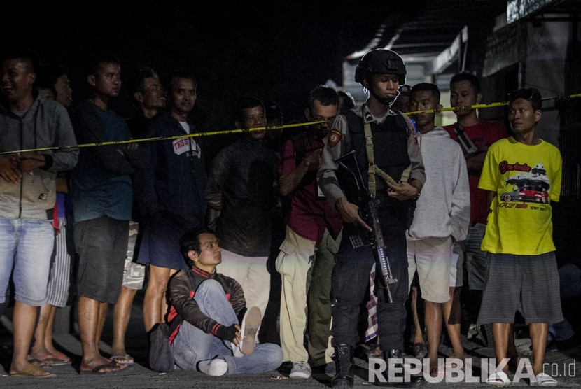 Polisi melakukan penjagaan saat penggeledahan rumah pelaku peledakan Pospam Kartasura di dusun Kranggan, Wirogunan, Kartasura, Sukoharjo, Jawa Tengah, Selasa (4/6/2019) dini hari.