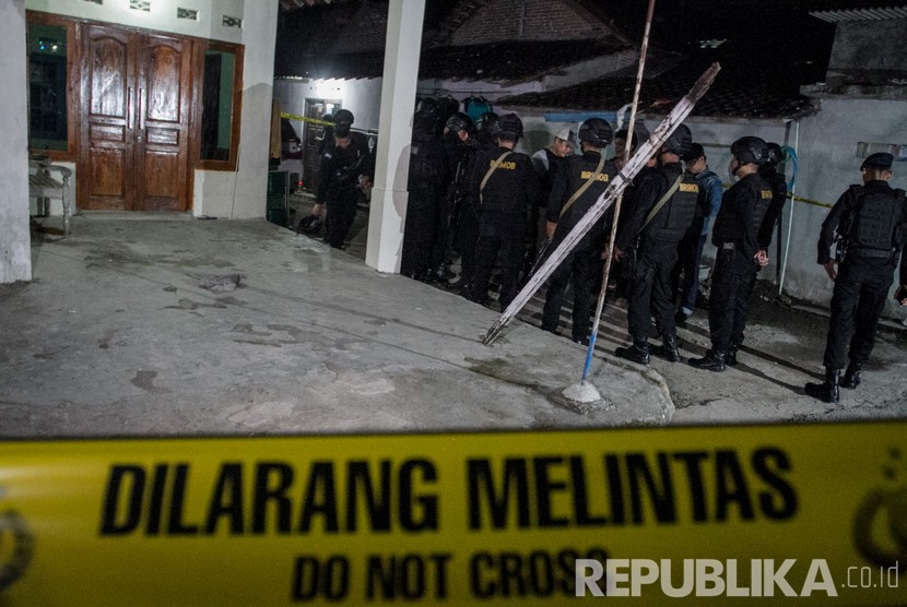 Polisi melakukan penjagaan saat penggeledahan rumah pelaku peledakan Pospam Kartasura di dusun Kranggan, Wirogunan, Kartasura, Sukoharjo, Jawa Tengah, Selasa (4/6/2019) dini hari. 