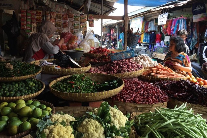 Aktivitas jual beli di Pasar Cikurubuk Kota Tasikmalaya, Selasa (4/6).