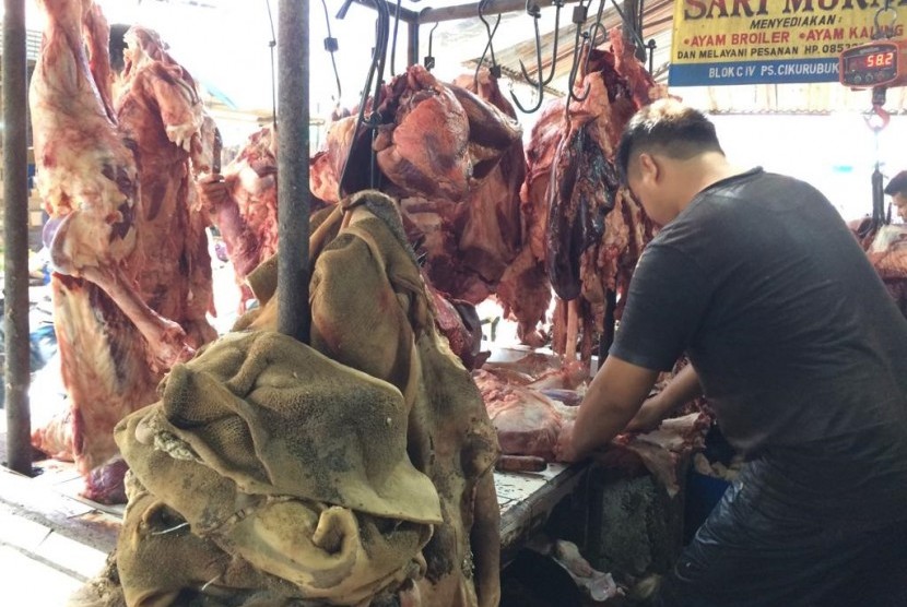Pedagang daging ayam dan daging sapi di Pasar Cikurubuk Kota Tasikmalaya, Selasa (4/6). 