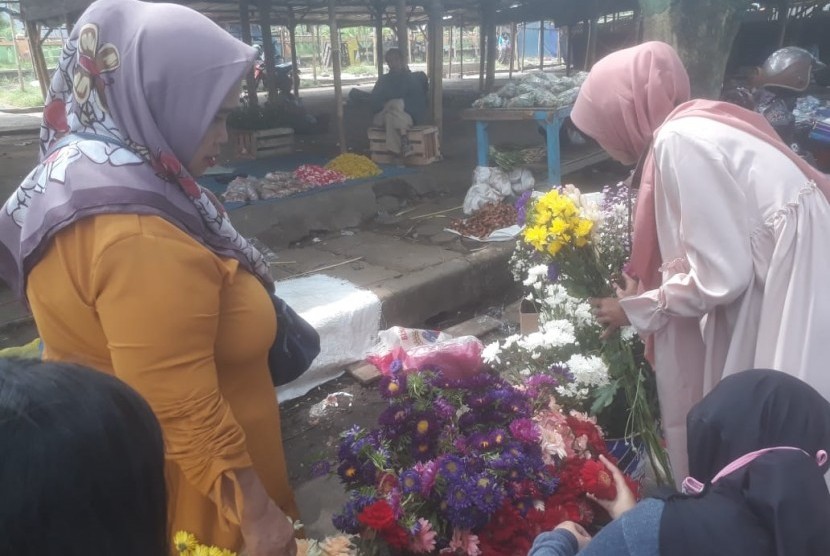 Jelang Lebaran 1440 hijriah, pedagang bunga sedap malam di jalan Demang Hardjakusumah, Kota Cimahi meraup untung banyak, Selasa (4/6). 