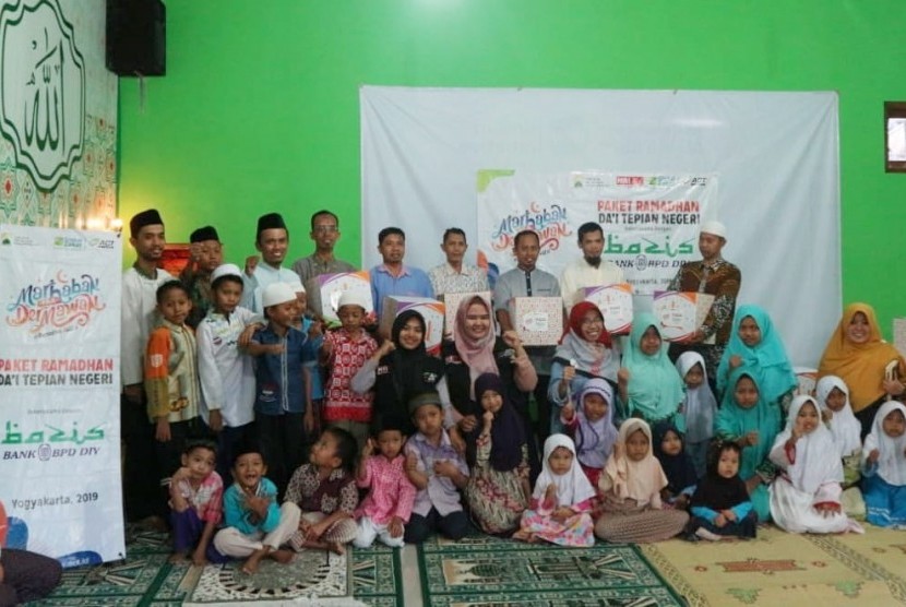 embagian Paket Ramadhan dari ACT DIY kepada ustaz-ustaz Dai  Tepian Negeri di Kabupaten Bantul, Jumat (31/5)