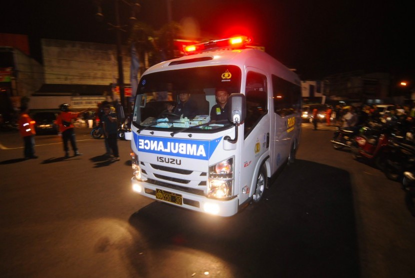 Mobil ambulan milik kepolisian tiba di lokasi kejadian ledakan di Pospam Kartasura, Sukoharjo, Jawa Tengah, Selasa (4/6/2019).