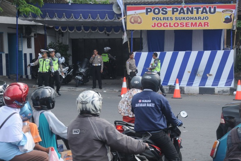 Sejumlah anggota Satuan Lalu Lintas Polres Sukoharjo berjaga di Pospam Mudik Tugu Kartasura, Sukoharjo, Jawa Tengah, Selasa (4/6/2019). 