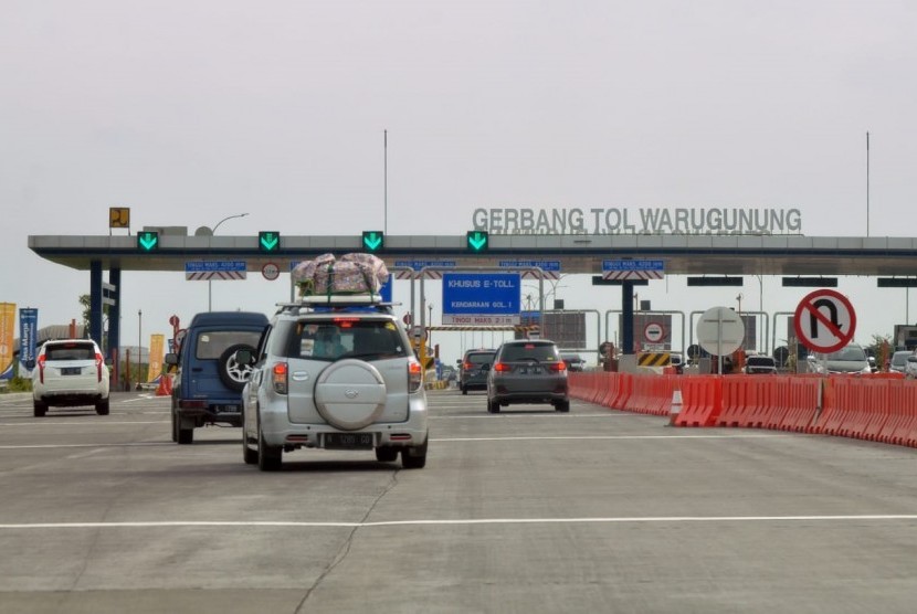 Kendaraan pemudik dari Surabaya masih terpantau masuk melalui Gerbang Tol (GT) Waru Gunung, Surabaya, Jawa Timur, pada H-1 Lebaran, Selasa (4/6) sore. (Ilustrasi)