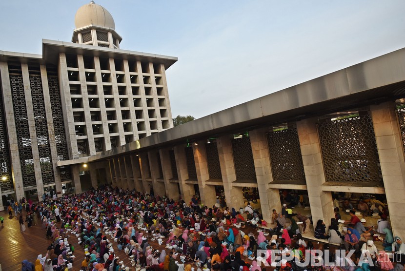 Sejumlah mustahik (warga penerima zakat) menunggu giliran pembagian beras zakat fitrah di Masjid Istiqlal, Jakarta, Selasa (4/6/2019). Tahun ini penyaluran zakat fitrah dari Masjid Istiqlal akan diantar langsung ke rumah warga.