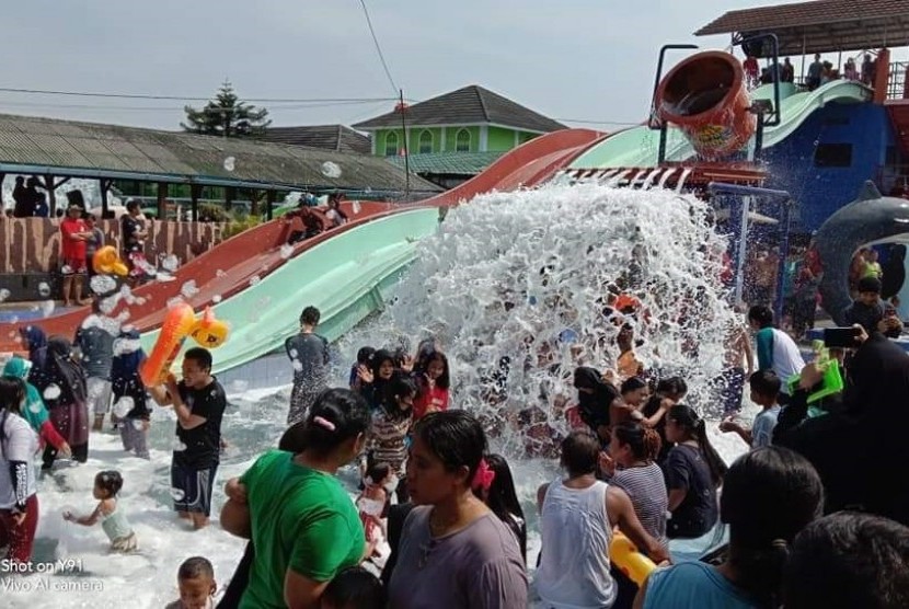 Libur lebaran, ribuan pengunjung memadati objek wisata Kolam Renang JTA Bojong, Kabupaten Purwakarta.