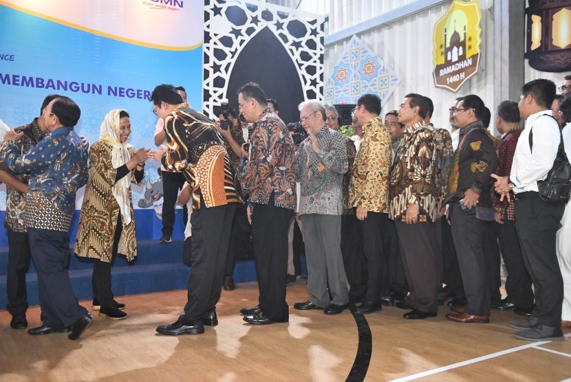 Menteri BUMN Rini Soemarno (ketiga kiri) berjabat tangan dengan jajaran petinggi BUMN saat acara halalbihalal di Kementerian BUMN, Jakarta, Senin (10/6/2019).