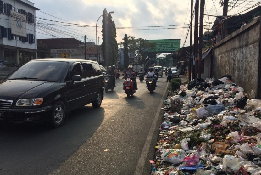 Penumpukan sampah di pinggir Jalan RE Martadinata, Kecamatan Indihiang, Kota Tasikmalaya, Senin (10/6).