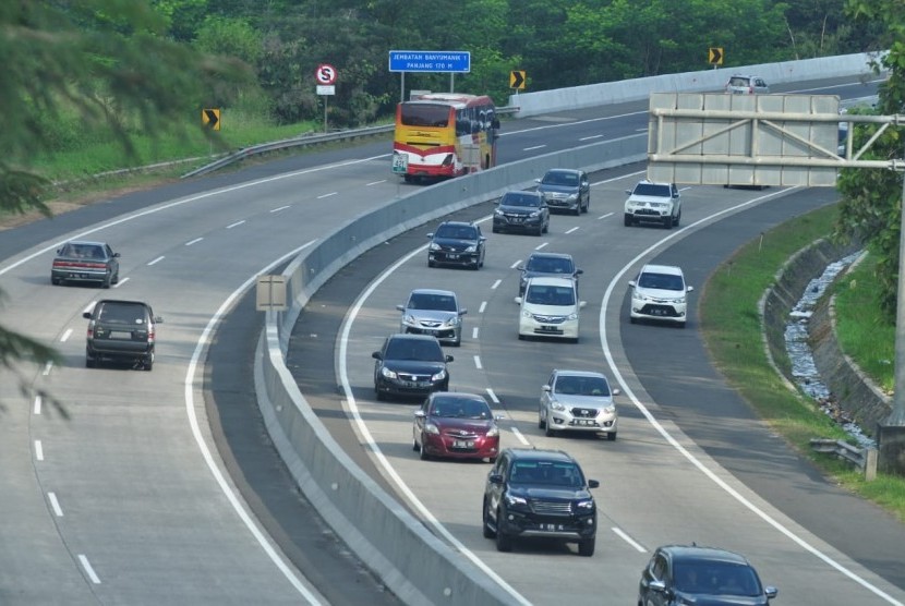 Kendaraan arus mudik terlihat melintas di KM 421B ruas tol Semarang- Solo. ilustrasi. Arus lalu lintas pada H-7 Lebaran tahun ini di Kota Solo mulai meningkat.