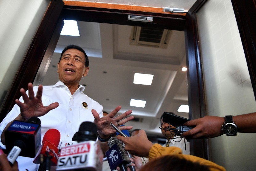 Menteri Koordinator Politik Hukum dan Keamanan Wiranto memberikan keterangan kepada media di kantor Kemenko Polhukam, Jakarta, Senin (10/6).