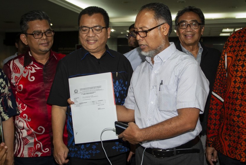 Ketua Tim Hukum Prabowo-Sandi, Bambang Widjojanto (kedua kanan) menunjukkan berkas tanda terima pengajuan perbaikan permohonan sengketa hasil Pilpres 2019 di gedung MK, Jakarta, Senin (10/6/2019).