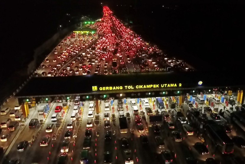 Kendaraan pemudik terjebak macet di Gerbang Tol Cikampek Utama, Jawa Barat, Ahad (9/6/2019).