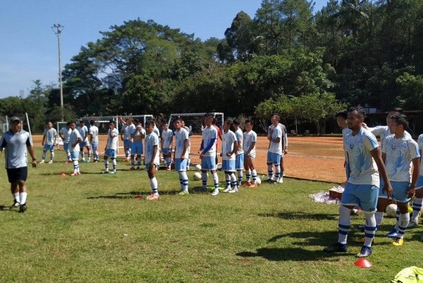 Tim Persib B latihan di Lapangan Saraga, Kota Bandung, Selasa (11/6).