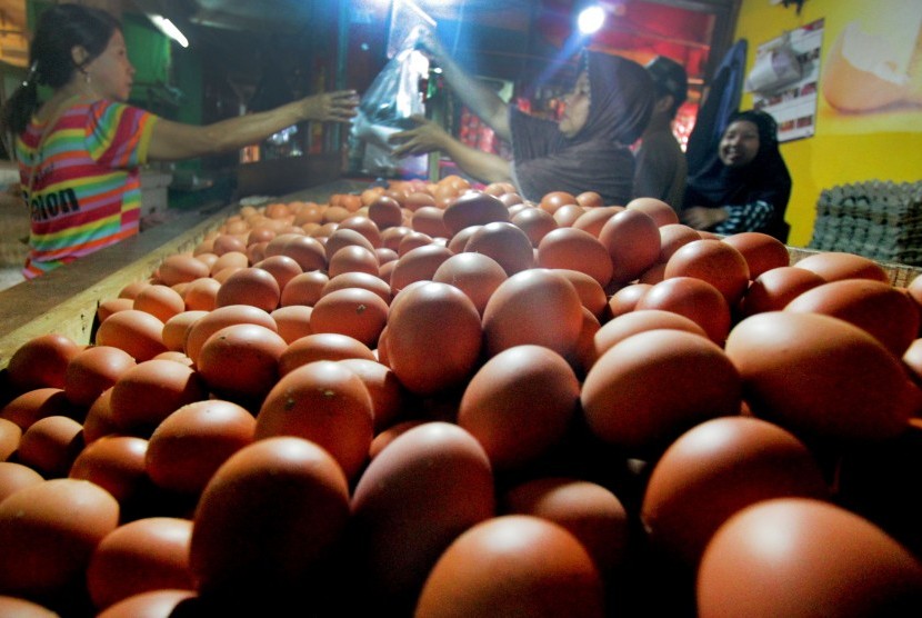 Pedagang melayani pembeli di kios telur di Pasar Agung, Kota Depok, Jawa Barat. Stok pangan di Kota Depok selama puasa sampai lebaran