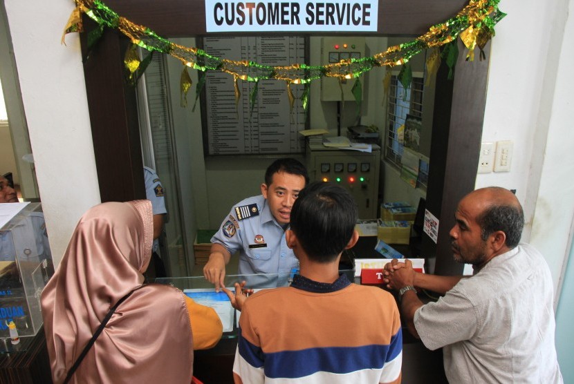Imigrasi Meulaboh Tetap Layani Paspor untuk Jamaah Umroh Petugas imigrasi memeriksa kelengkapan berkas pemohon pembuatan paspor di Kantor Imigrasi Kelas II Meulaboh, Aceh Barat, Aceh.