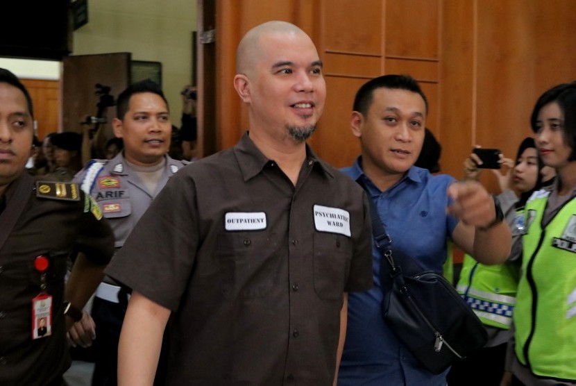 Terdakwa kasus dugaan pencemaran nama baik Ahmad Dhani Prasetyo (tengah) bersiap mengikuti sidang di Pengadilan Negeri Surabaya, Jawa Timur, Selasa (11/6/2019).