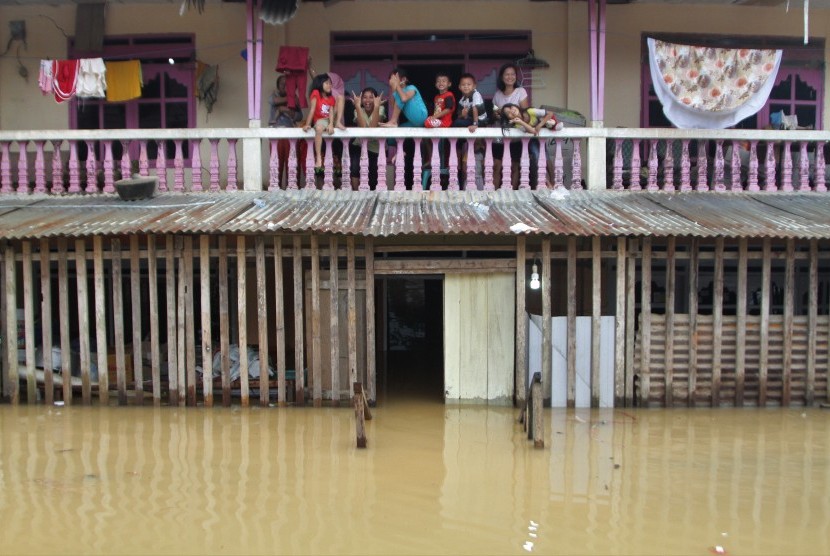 Rumah warga terendam banjir bandang di Desa Sampara, Konawe, Sulawesi Tenggara, Selasa (11/6/2019).