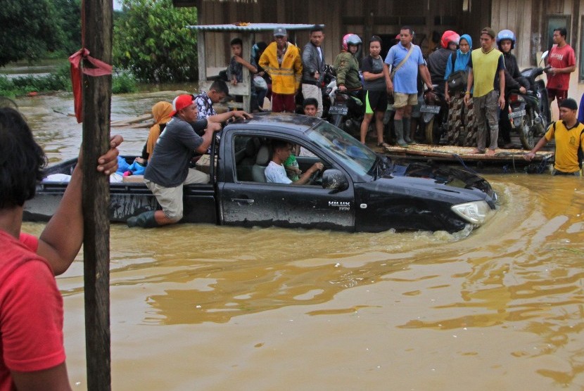 Menerobos banjir saat mengendarain mobil sebenarnya merupakan hal yang beresiko (Foto mobil berusaha melintasi banjir)