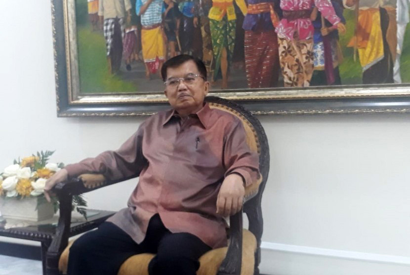 Wakil Presiden Jusuf Kalla saat diwawancarai wartawan di Kantor Wakil Presiden, Jakarta, Selasa (11/6).