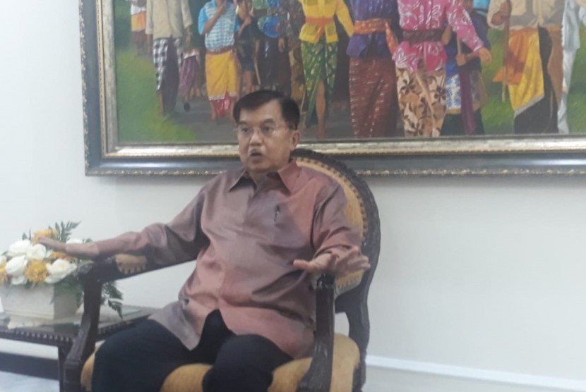 Wakil Presiden Jusuf Kalla saat diwawancarai wartawan di Kantor Wakil Presiden, Jakarta, Selasa (11/6).