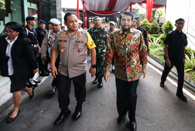 Ketua Makhamah Konstitusi Anwar Usman (kanan) didampingi Kapolda Metro Jaya Irjen Pol Gatot Eddy Pramono (kiri), dan Pangdam Jaya Mayjen TNI Eko Margiyono (tengah) memantau pengamanan di Gedung Mahkamah Konstitusi, Jakarta, Selasa (11/6/2019). 