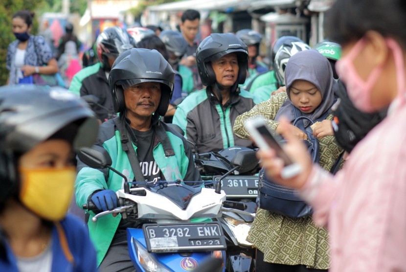 Sejumlah pengemudi ojek daring (online) menunggu penumpang di depan Stasiun Pondok Cina, Kota Depok, Jawa Barat, Selasa (11/6/2019).(Antara/Yulius Satria Wijaya)