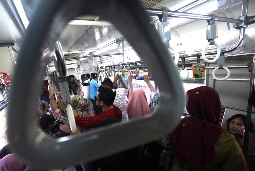 Suasana penumpang didalam gerbong KRL jurusan Bogor-Jakarta Kota, Jakarta.