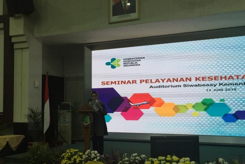 Menteri Kesehatan Republik Indonesia Nila Moeloek menyampaikan sambutan dalam Seminar Pelayanan Kesehatan Penerbangan Haji di Gedung Sujudi, Jakarta. Rabu (12/6).