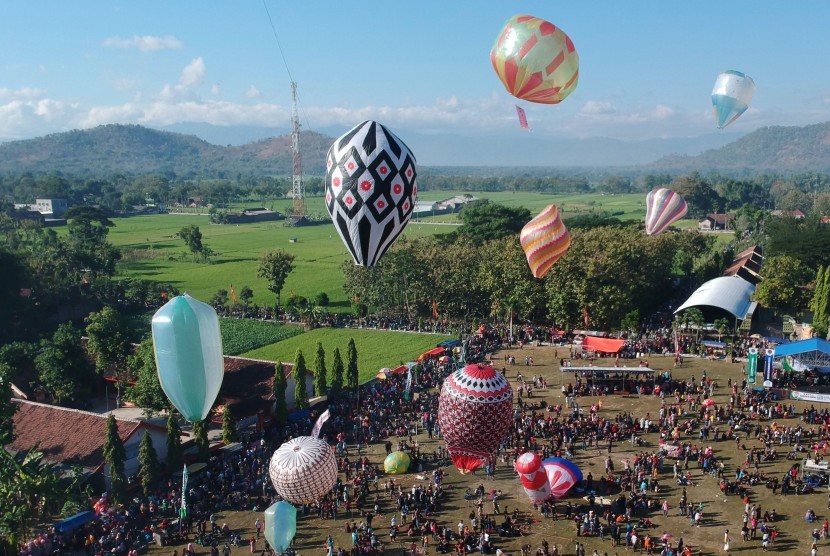 Warga menerbangkan balon udara saat mengikuti Festival Balon Ponorogo 2019 di Desa Nongkodono, Ponorogo, Jawa Timur, Rabu (12/6/2019). 
