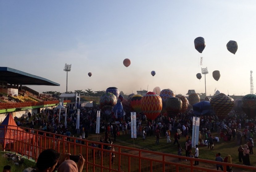 Suasana Java Traditional Balloon Festival 2019 di Stadion Hoegeng, Pekalongan, Jawa Tengah, Rabu (12/6) yang digelar Airnav Indonesia untuk menghindari penerbangan balon udara liar yang bisa mengganggu lalu lintas penerbangan.