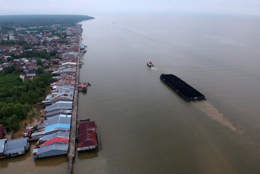 Kapal tongkang yang membawa muatan batu bara melintas di perairan Kampung Laut, Kuala Jambi, Tanjungjabung Timur, Jambi, Rabu (12/6/2019).
