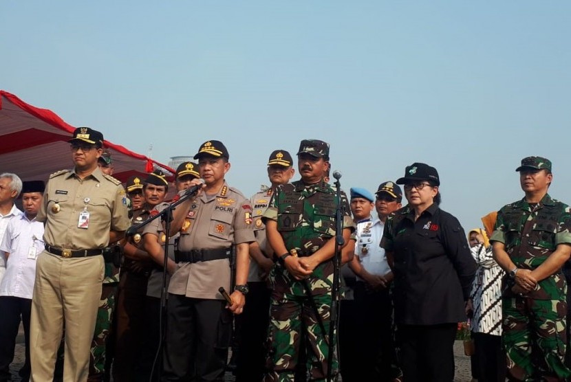 Kapolri Jenderal Tito Karnavian (kedua dari kiri) saat Apel Konsolidasi Operasi Ketupat Jaya 2019 dan kesiapan pemgamanan sidang PHPU di MK, di Silang Monas, Jakarta Pusat, Kamis (13/6).