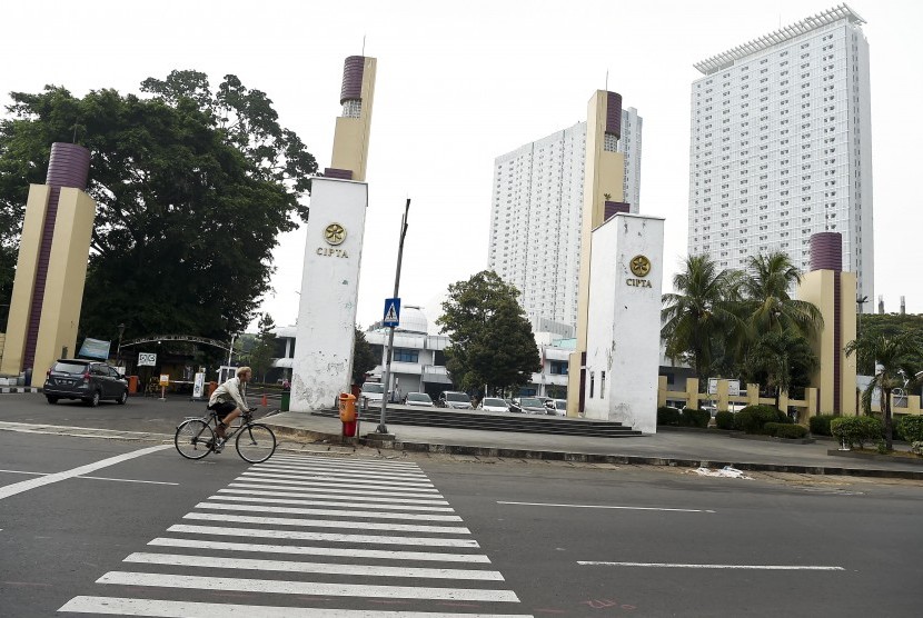 Seorang pria mengayuh sepedanya melintas di Jalan Cikini Raya, Jakarta, Kamis (13/6/2019).