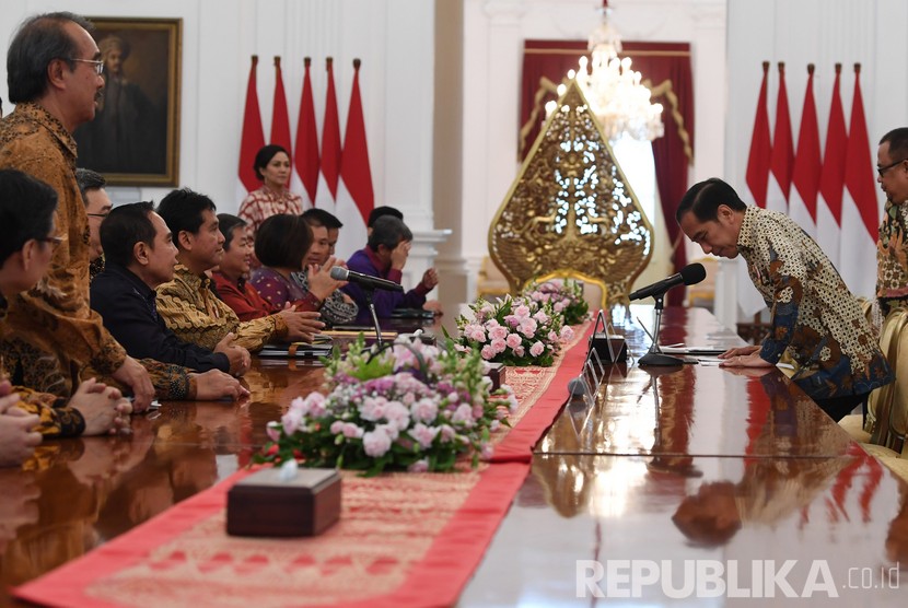 Presiden Joko Widodo (kanan) bersiap melakukan pertemuan dengan Ketua Asosiasi Pengusaha Indonesia (Apindo) Hariyadi Sukamdani (keempat kiri) serta jajaran pengurus di Istana Merdeka Jakarta, Kamis (13/6/2019).