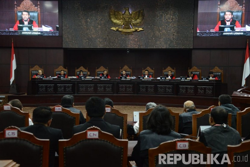 Ketua Mahkamah Konstitusi Anwar Usman saat memimpin jalanya sidang perdana sengketa Pemilhan Presiden (Pilpres) 2019 di Mahkamah Konstitusi, Jakarta, Jumat (14/6).