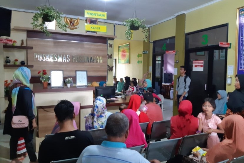 Plt Kepala Dinas Kesehatan Kabupaten Purwakarta, Deni Darmawan (kemeja batik), saat melakukan sidak ke Puskesmas Pasawahan, Jumat (14/6).
