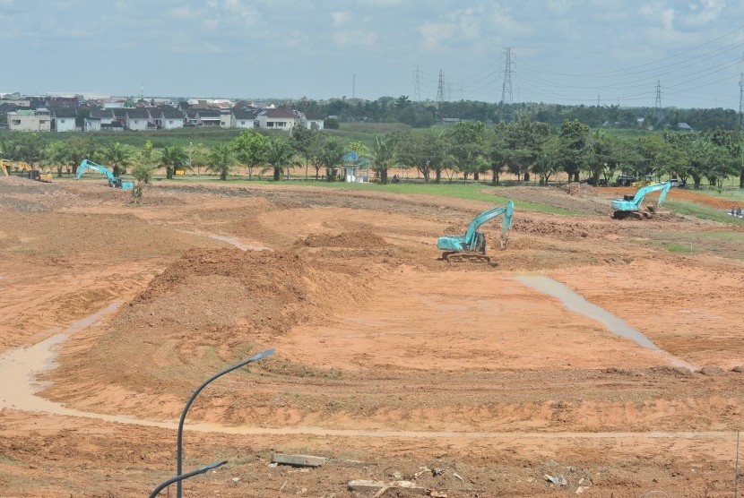 Pekerja menyelesaikan pembangunan sirkuit Motorcross Grand Prix (MXGP) (Foto: ilustrasi)