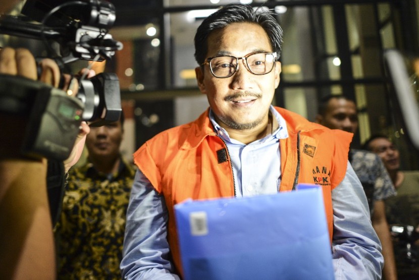 Tersangka kasus dugaan suap distribusi pupuk Bowo Sidik Pangarso berjalan keluar meninggalkan gedung KPK seusai menjalani pemeriksaan di gedung KPK Jakarta, Jumat (14/6/2019).