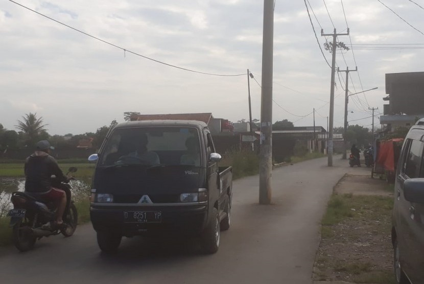Warga di Jalan Sukajadi, Kampung Sindangsari, Baleendah, Kabupaten Bandung mengeluhkan tiga tiang listrik yang berada di tengah-tengah jalan alternatif menuju Ciparay, Ahad (16/6).