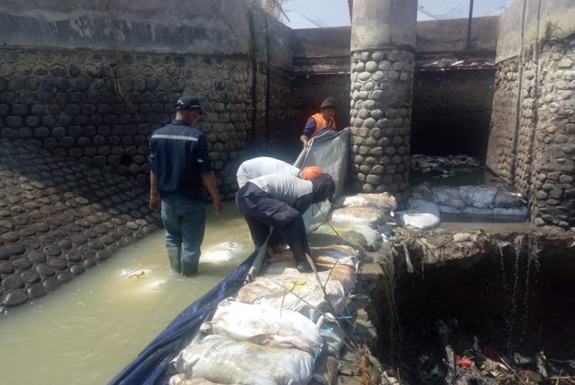 Tanggul Saluran Sekunder, di Desa Wanguk, Kecamatan Anjatan, Kabupaten Indramayu, jebol. Saat ini  PJT II Jatiluhur dan BBWS Citarum sedang memerbaiki kerusakan tersebut. 