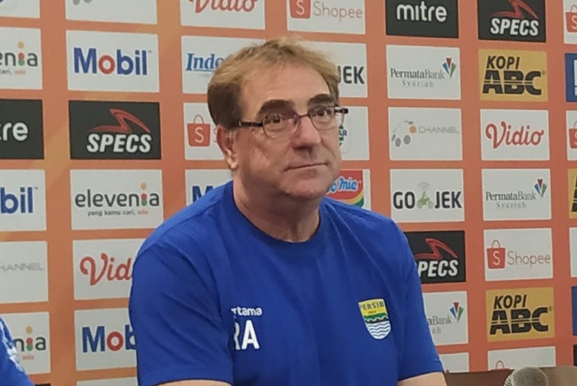 Pelatih Persib, Robert Rene Alberts di Graha Persib, Jalan Sulanjana, Kota Bandung, Senin (17/6). 