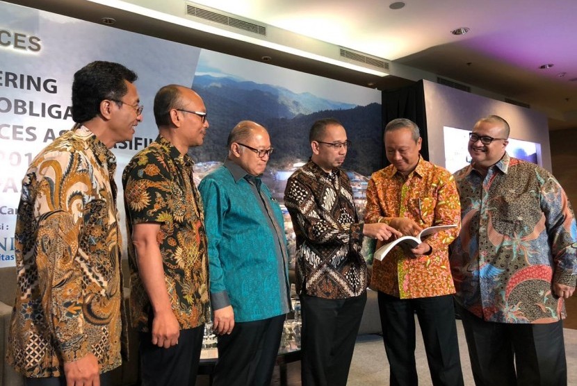 Investor Gathering Penawaran Umum Obligasi Berkelanjutan I PT J Resources Asia Pasifik Tahap I 2019 di Ritz Carlton, Jakarta, Senin (17/6).