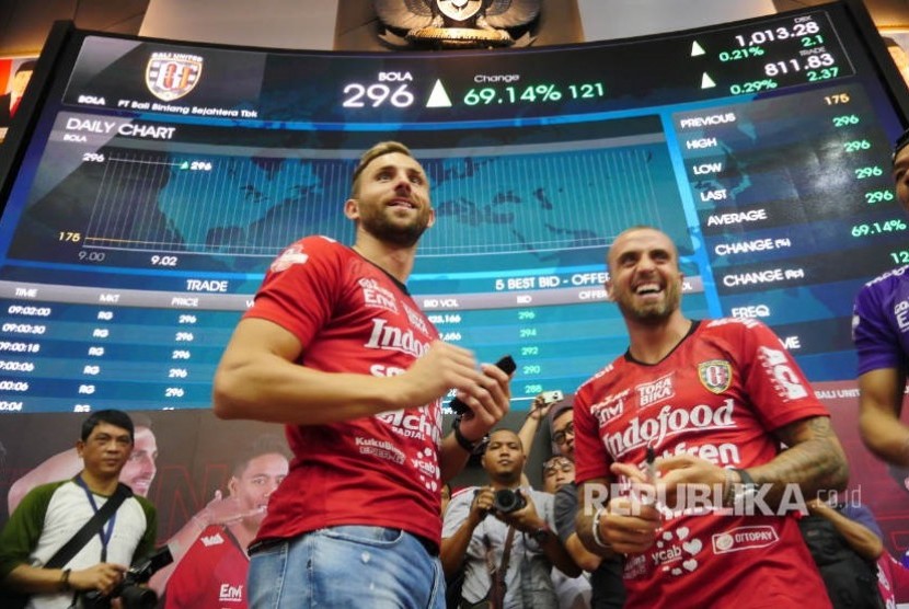 Striker Bali United Illja Spasojevic dan Paulo Sergio di sela listing saham PT Bali Bintang Sejahtera Tbk di BEI Jakarta, Senin (17/6).
