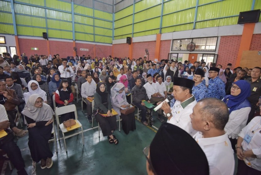 Wakil Gubernur Jabar, Uu Ruzhanul Ulum memantau Pelakasanaan PPDB di SMAN 8 Kota Bandung Jalan Slontongan, Senin (17/6). 
