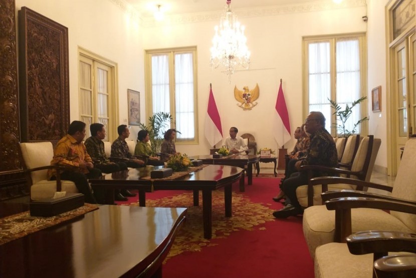Presiden Jokowi menerima Panitia Seleksi (Pansel) Calon Pimpinan KPK 2019 - 2023 di Istana Merdeka, Senin (17/6).