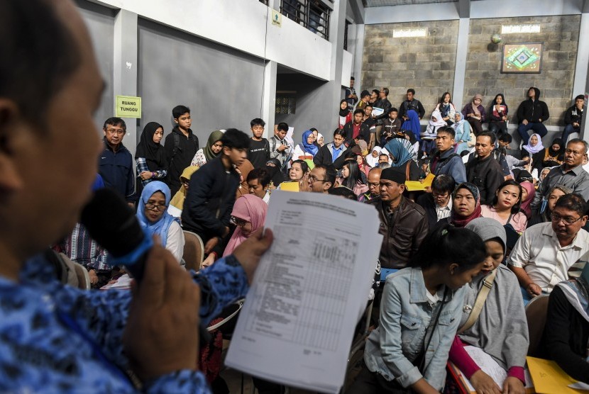 Orangtua dan calon siswa mengantre saat pendaftaran Penerimaan Peserta Didik Baru (PPDB) 2019 tingkat SMA-SMK di SMAN 2 Bandung, Jawa Barat, Senin (17/6/2019). 