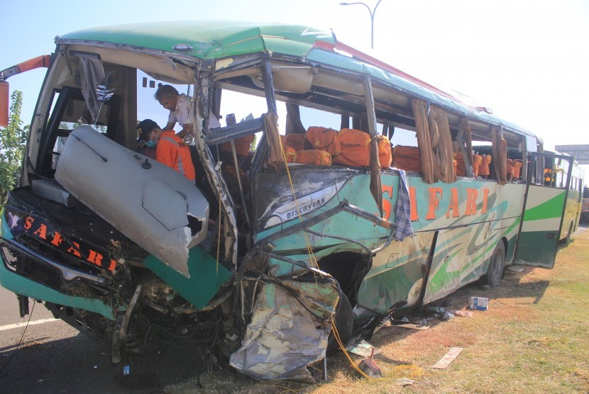 Petugas Komite Nasional Keselamatan Transportasi (KNKT) melakukan identifikasi bus Safari Lux Salatiga yang mengalami kecelakaan di tol Cipali KM 151, Majalengka, Jawa Barat, Senin (17/6/2019). 