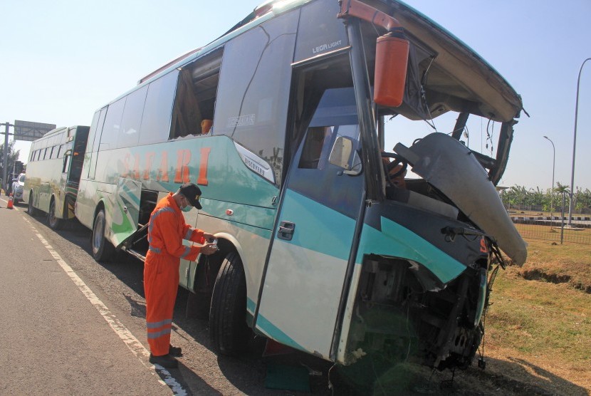 Petugas Komite Nasional Keselamatan Transportasi (KNKT) melakukan identifikasi bus Safari Lux Salatiga yang mengalami kecelakaan di tol Cipali KM 151, Majalengka, Jawa Barat, Senin (17/6/2019). 