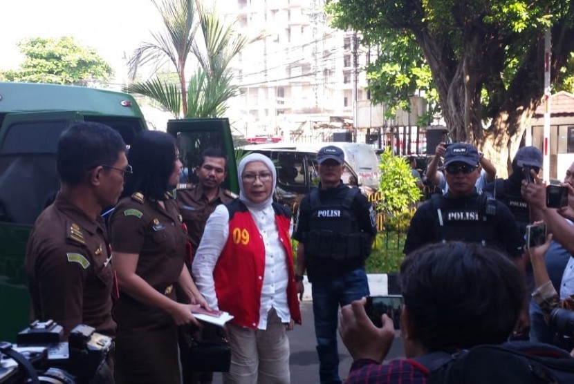 Terdakwa kasus berita bohong, Ratna Sarumpaet tiba di Pengadilan Negeri Jakarta Selatan, Selasa (18/6). Ratna siap menjalani sidang pembacaan pledoi.
